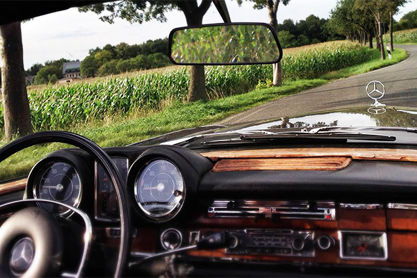 Oldtimerausfahrt mit Klassische Automobile Schwarz