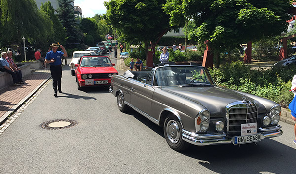 Klassische Automobile Schwarz bei der Osterzgebirgischen Oldtimerrallye Höckendorf