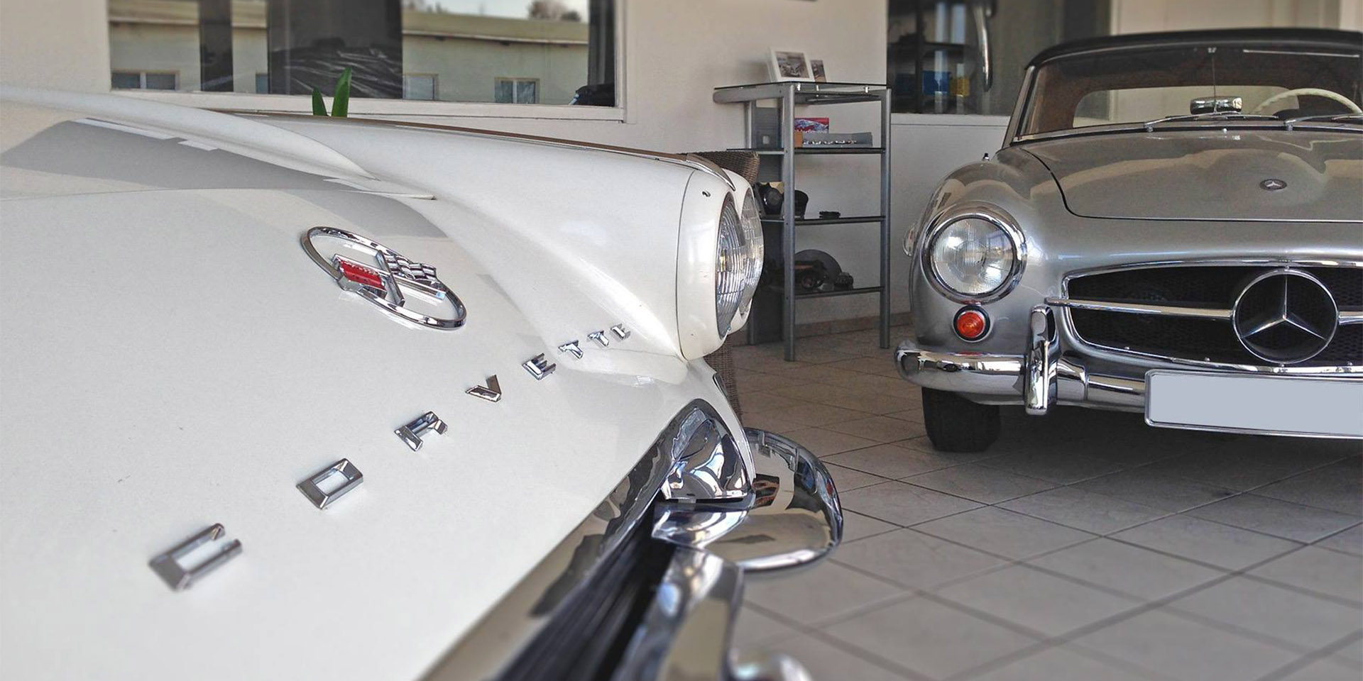 Corvette und Mercedes Benz 190SL bei Klassische Automobile Schwarz